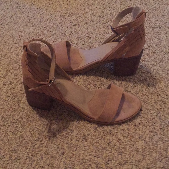 Gorgeous summer ankle strap nude suede low heels - Picture 3 of 4